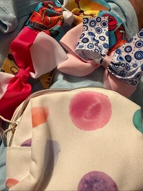 Girls' Polka Dot Cosmetic Bag with Assorted Hair Bows - White/Pink